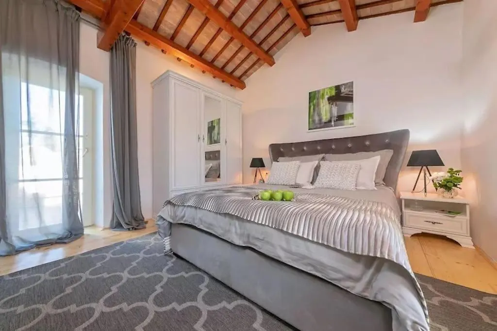 Villa Lulu With Heated Pool, Sauna & Hot Tub Labin   Labin (Istria)